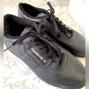 REEBOK
PRINCESS WOMEN'S SHOES
CLASSIC SHOE WITH CUSHION SIZE 7.5